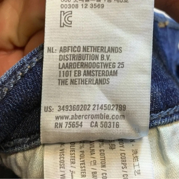 Curvy Ultra High-Rise Ripped White Denim Mom Shorts hollister - Picture 4 of 11